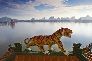 Taiwan, Kaohsiung, Lotus pond, Dragon and Tiger Tower Temple