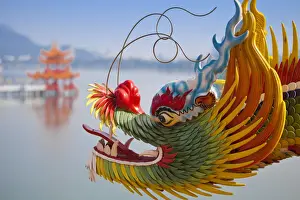 Taiwan, Kaohsiung, Lotus pond, Dragon and Tiger Tower Temple with view of bridge leading