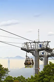 Taiwan, Taipei, Cable car on The hills of Maokong with Taipei 101 in background