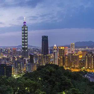 Taiwan, Taipei, City skyline and Taipei 101 building in the Xinyi district