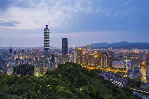 Taiwan, Taipei, City skyline and Taipei 101 building in the Xinyi district
