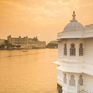 Images Dated 20th November 2017: Taj Lake Palace & City Palace, Lake Pichola, Udaipur, Rajasthan, India