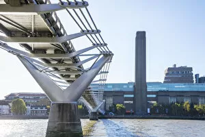 Images Dated 22nd October 2018: Tate Modern & Millennium Bridge, London, England, UK