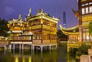 Images Dated 8th November 2014: Tea house at the YuYuan Gardens and Bazaar with the Shanghai Tower behind, Old Town