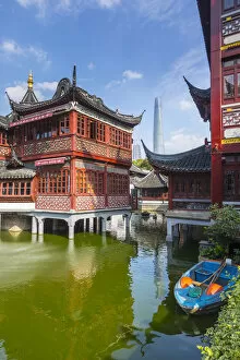 Images Dated 14th November 2014: Tea house at the YuYuan Gardens and Bazaar with the Shanghai Tower behind, Old Town