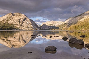 Images Dated 18th May 2016: Tenaya Lake on the Tioga Pass in Yosemite National Park, California, USA. Autumn