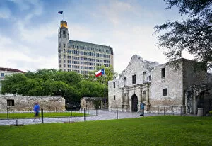 Images Dated 7th August 2017: Texas, San Antonio, 1836 Alamo, Mission Style, 1924 Gothic Revival Medical Arts Building