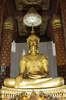 Images Dated 7th January 2010: Thailand, Ayutthaya, Ayutthaya Historical Park, Buddha Statue in Wat Na Phra Men