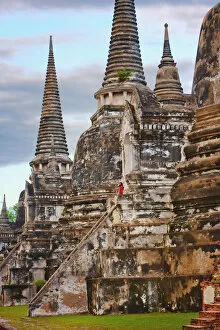 Images Dated 24th January 2012: Thailand, Ayutthaya, Wat Phra Si Sanphet, Girl on steps MR