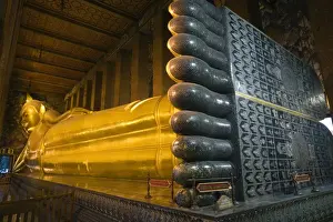 Land Mark Prints: Thailand, Bangkok. Giant reclining Buddha statue at Wat Pho