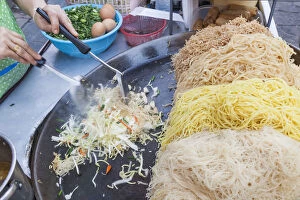 Images Dated 17th February 2016: Thailand, Bangkok, Khaosan Road, Pad Thai Noodles