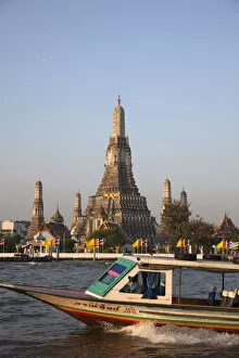Images Dated 7th January 2010: Thailand, Bangkok, Wat Arun and Chao Praya River