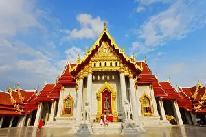 Images Dated 24th January 2012: Thailand, bangkok, Wat Benchamabophit, Marble temple, Woman and children walking MR