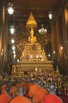Images Dated 18th February 2011: Thailand, Bangkok, Wat Pho, Monks Preying in the Main Chapel
