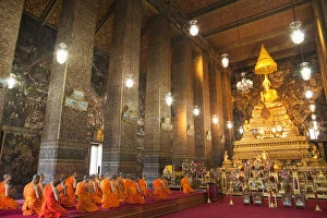 Images Dated 18th February 2011: Thailand, Bangkok, Wat Pho, Monks Preying in the Main Chapel