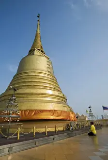 Land Mark Prints: Thailand, Bangkok. Worshippers at the Golden Mount chedi at Wat Saket