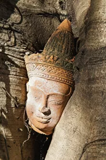 Images Dated 14th April 2014: Thailand, Chiang Mai, Baan Phor Liang Meuns Terracotta Arts, Buddha Head
