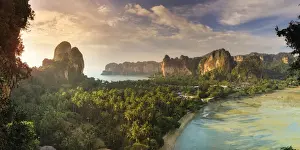 Thailand, Krabi, Hat Railay Beach, beach cafe at dusk