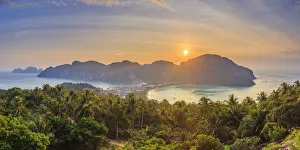 Images Dated 3rd January 2017: Thailand, Krabi Province, Ko Phi Phi Don Island, View of Ao Ton Sai and Ao Lo Dalam