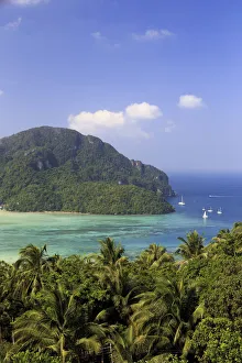 Images Dated 3rd January 2017: Thailand, Krabi Province, Ko Phi Phi Don Island, View of Ao Ton Sai and Ao Lo Dalam