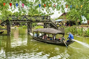 Images Dated 28th February 2022: Thailand, Phra Nakhon Si Ayutthaya, Ayutthaya, Ayothaya Floating Market, longtail boat on river