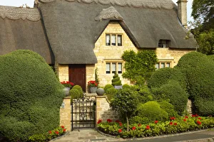 Chipping Campden Prints: Thatched Cottage & Garden, Chipping Campden, Cotswolds, Gloucestershire, England