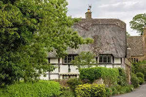 Gloucestershire Prints: Thatched cottage in the idyllic Cotswolds village of Stanton