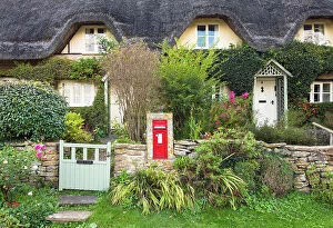 Images Dated 9th May 2023: A thatched cottage in Lacock village, Wiltshire, England
