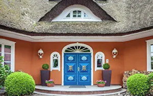 Images Dated 2nd November 2022: Thatched roof courtyard in Prerow, Mecklenburg-Western Pomerania, Baltic Sea, North Germany, Germany