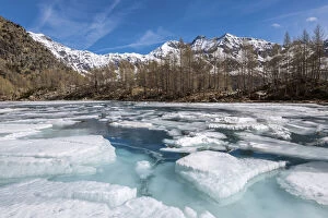Images Dated 18th October 2021: Thaw of lagazzuolo lake in Valmalenco, Sondrio province, Valtellina, Lombardy, Italy
