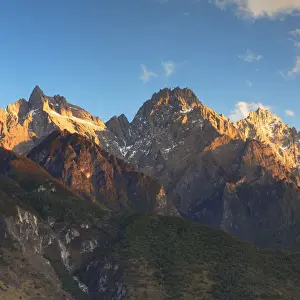 Tiger Leaping Gorge and Jade Dragon Snow Mountain (Yulong Xueshan), Yunnan, China