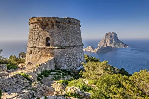 Images Dated 30th March 2020: Torre des Savinar defence tower with Es Vedra island in the background, Ibiza