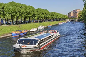 Images Dated 24th March 2016: Tourist boats and Mikhailovsky Castle (Engineers Castle), Saint Petersburg
