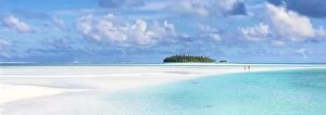 Images Dated 8th June 2015: Tourist couple on sand bar in Aitutaki lagoon, Cook Islands