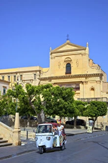 Images Dated 27th August 2014: Tourists, Noto, Sicily, Italy, Southern, Europe