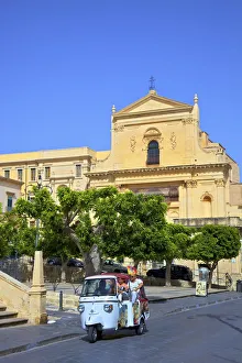 Images Dated 27th August 2014: Tourists, Noto, Sicily, Italy, Southern, Europe