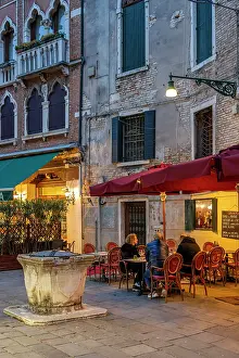 Lifestyle Prints: Tourists seated in an outdoor cafe
