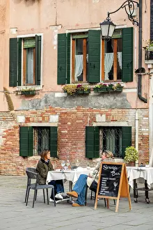 Lifestyle Prints: Tourists seated in an outdoor cafe