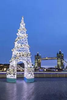 Images Dated 4th June 2020: Tower Bridge at Christmas, London, Tower Hamlets, London, England, UK