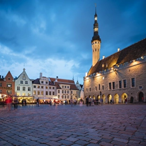 Town Hall Square (Raekoja plats) at dusk, Old Town, Tallinn, Estonia, Europe