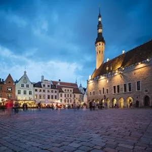 Images Dated 7th August 2017: Town Hall Square (Raekoja plats) at dusk, Old Town, Tallinn, Estonia, Europe