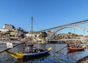 Images Dated 28th September 2017: Traditional boats on Vila Nova de Gaia bank of Douro River, Dom Luis I Bridge in