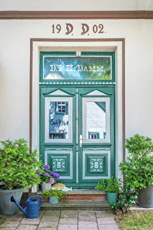 Spiekeroog Prints: Traditional green front door in the village center of Spiekeroog