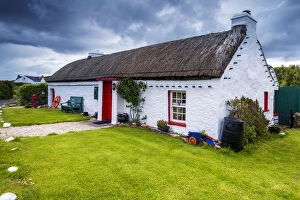 Images Dated 19th August 2019: Traditional Irish Cottage, Inishowen Peninsula, Co. Donegal, Ireland