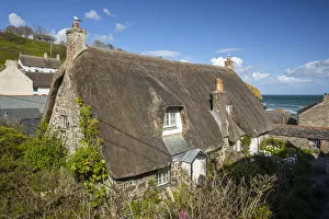 Traditional thatched cottage, Cadgewith Cove, Cornwall, England, UK