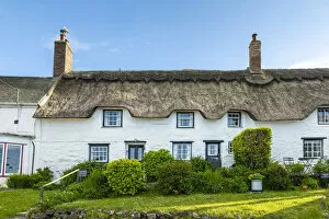 Images Dated 1st September 2021: Traditional thatched cottage, Coverack, Cornwall, England, UK