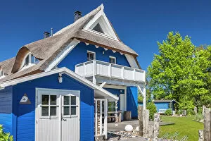 Images Dated 2nd November 2022: Traditional thatched roof house at the port of Prerow, Mecklenburg-Western Pomerania, Baltic Sea