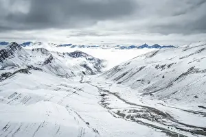 Trail leading through snow covered valley to Rainbow Mountain, Uchullujllo, Pitumarca