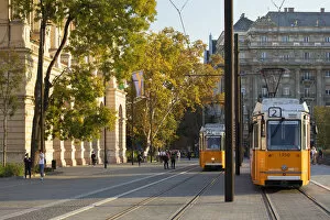 Images Dated 15th November 2018: Trams in Kossuth Lajos Square, Budapest, Hungary