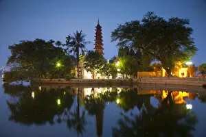 Pagoda Gallery: Tran Quoc Pagoda, West Lake (Ho Tay), Hanoi, Vietnam